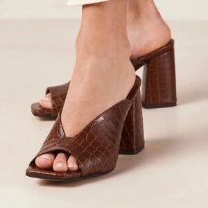 Alohas Frenchie Brown Croco Size: 6.5/37